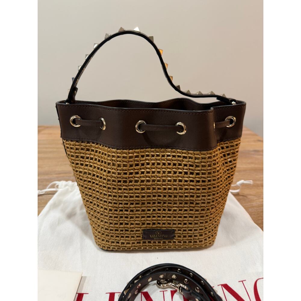 Valentino Garavani Rockstud Raffia Effect Bucket Bag Tobacco Cacao Crossbody - Picture 6 of 15